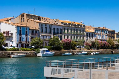Agde 'deki Quai Kumandanı Rveille boyunca cepheler Hrault nehrine ve küçük yelkenlilerine bakıyor.