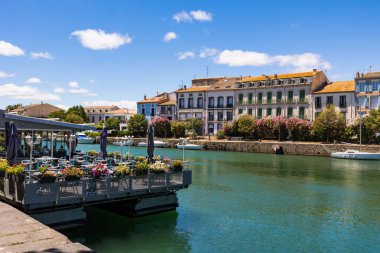 Agde 'deki Quai Kumandanı Rveille boyunca cepheler Hrault nehrine ve küçük yelkenlilerine bakıyor.