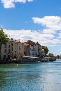 Herault Nehri kıyısında, Quai Alexandre Dreuille boyunca yüzen binalar ve teraslar.