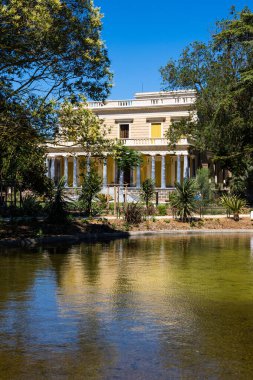 Herault Nehri 'nin kıyısındaki Belle-Isle malikanesinin merkezindeki peyzajlı bahçelerden Chateau Laurens' ın yüzü.