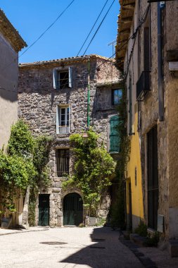 Agde 'nin eski merkezinde siyah volkanik bir taş evin cephesi