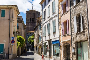 Honore Muratet Caddesi 'nden Agde' deki Saint-Etienne Katedrali 'nin siyah volkanik çan kulesi.