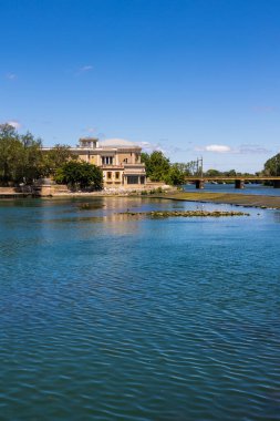 Şato Laurens, Herault ve demiryolu raylarının kıyısında, Agde 'deki nehrin sol kıyısından sanat eseri.