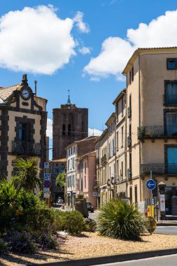 Agde 'deki Saint-Etienne Katedrali' nin 8 Mai 1945 Bulvarı 'ndaki siyah volkanik çan kulesi.
