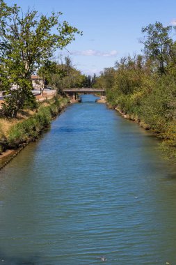 Agde 'deki Herault Kanalı' na gidiyor. Belle-Isle bölgesinin sınırında.