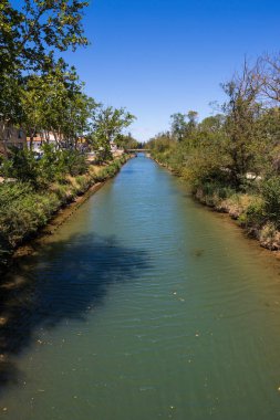 Agde 'deki Herault Kanalı' na gidiyor. Belle-Isle bölgesinin sınırında.