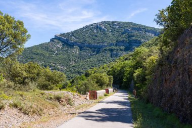 Cevennes 'in güneybatısında yer alan Combe Chaude doğa koruma alanındaki uçurum, Ganj ve Sumene arasındaki eski demiryolundan bir yeşil yola dönüşmüştür.