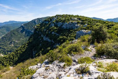 Combe Chaude Bölgesel Doğa Rezervi 'nin kayalıkları, Ranc de Banas yakınları ve Cevennes' in güneyindeki Sumene köyü.