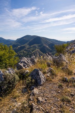 Sümen yakınlarında, Cevennes 'in güneyinde Ranc de Banes' den 792 metrede doruğa çıkan acı.