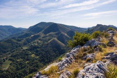 Sümen yakınlarında, Cevennes 'in güneyinde Ranc de Banes' den 792 metrede doruğa çıkan acı.