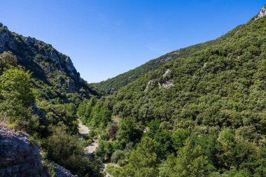 Cevennes 'in güneyinde, Ganj ve Sümer arasındaki eski demiryolu çevresindeki manzara bir yeşillik haline geldi.