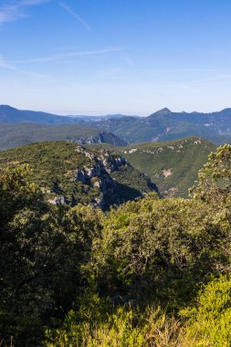 Cevennes 'in güneyindeki Sümen yakınlarındaki Ranc de Banes' den, Pic d 'Anjeau' dan, le Rochers de la Tude 'den ve Combe Chaude Bölgesel Doğa Koruma Alanının kayalıklarından manzara.