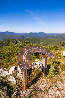Cevennes 'in güneyindeki Sümen yakınlarındaki Ranc de Banes' den, Pic d 'Anjeau' dan, le Rochers de la Tude 'den ve Combe Chaude Bölgesel Doğa Koruma Alanının kayalıklarından manzara.