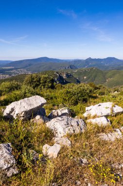 Cevennes 'in güneyindeki Sümen yakınlarındaki Ranc de Banes' den, Pic d 'Anjeau' dan, le Rochers de la Tude 'den ve Combe Chaude Bölgesel Doğa Koruma Alanının kayalıklarından manzara.