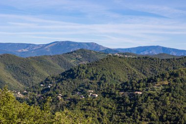Cevennes 'in güneyinde, Sumene' in etrafındaki manzara, Ranc de Banes 'in kuzey kanadında, sabahın erken saatlerinde güneşin altında.