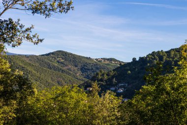 Cevennes 'in güneyinde, Sumene' in etrafındaki manzara, Ranc de Banes 'in kuzey kanadında, sabahın erken saatlerinde güneşin altında.