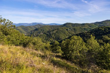 Cevennes 'in güneyinde, Sumene' in etrafındaki manzara, Ranc de Banes 'in kuzey kanadında, sabahın erken saatlerinde güneşin altında.
