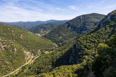 Cevennes 'in güneyindeki, Combe Chaude Bölgesel Doğa Rezervi' nin kayalıkları ve ormanları ve Ranc de Banes Zirvesi 'nin hakim olduğu Sümen Köyü' ne uzanan vadi ve yol.
