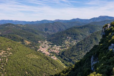 Cevennes 'in güneyindeki bir vadide, Combe Chaude Bölgesel Doğa Rezervi' nden Ranc de Banes yakınlarındaki bir vadide.