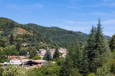 Vadinin aşağısındaki Sümen Köyü, Cevennes 'in güneyindeki eski demiryolu hattından.
