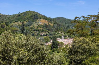 Vadinin aşağısındaki Sümen Köyü, Cevennes 'in güneyindeki eski demiryolu hattından.