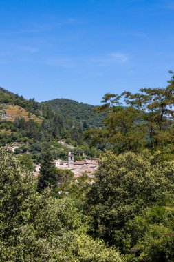 Vadinin aşağısındaki Sümen Köyü, Cevennes 'in güneyindeki eski demiryolu hattından.