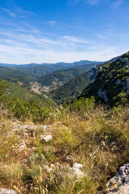 Cevennes 'in güneyindeki vadinin aşağısındaki Sumene köyü, Combe Chaude Bölgesel Doğa Rezervi' nin kayalıkları ve ormanları ve Ranc de Banes Zirvesi 'nin egemenliği altındadır.