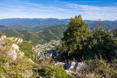 Cevennes 'in güneyinde, Ranc de Banes' in zirvesinden, vadinin aşağısındaki Sumene köyü.