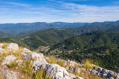 Cevennes 'in güneyinde, Ranc de Banes' in zirvesinden, vadinin aşağısındaki Sumene köyü.