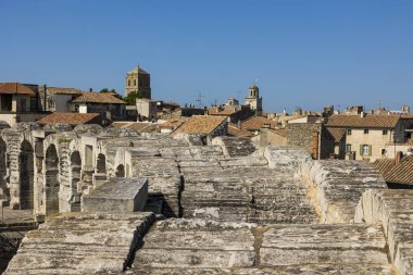 Saint-Trophime Katedrali 'nin çan kulesi ve Arles Belediye Binası' nın saat kulesi.