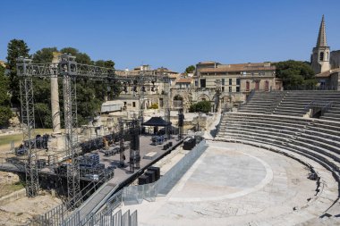 Antik Arles Tiyatrosu, tribünlerden yeni bir gösteri için hazırlanıyor.