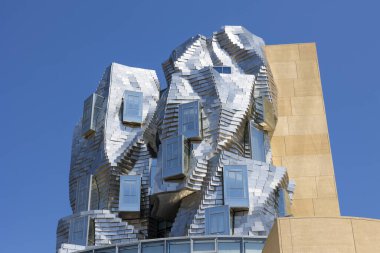 Luma Kulesi 'nin paslanmaz çelik tuğlalarıyla süslenmiş çarpık cephe, sanat ve kültür kompleksi, mimar Frank Gehry tarafından tasarlandı.