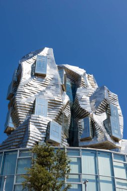 Luma Kulesi 'nin paslanmaz çelik tuğlalarıyla süslenmiş çarpık cephe, sanat ve kültür kompleksi, mimar Frank Gehry tarafından tasarlandı.