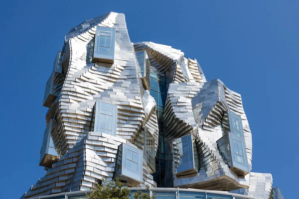 Luma Kulesi 'nin paslanmaz çelik tuğlalarıyla süslenmiş çarpık cephe, sanat ve kültür kompleksi, mimar Frank Gehry tarafından tasarlandı.