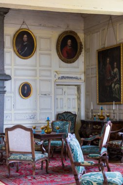 Carrouges Kalesi 'nin içindeki zengin dekore edilmiş oturma odası.