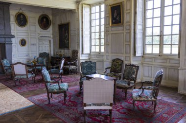 Carrouges Kalesi 'nin içindeki zengin dekore edilmiş oturma odası.