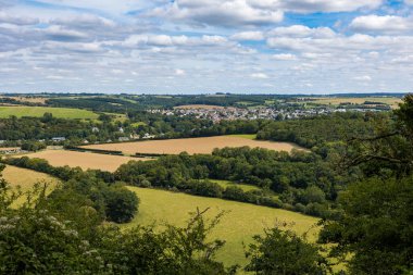 Thury-Harcourt kasabası Orne Nehri 'nin geçişi ile oluşturulan Hom döngüsünün zirvesinden