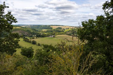 Hamlet of Hom, Thury-Harcourt 'ta, Orne Nehri' nin kıyısında ve ismini taşıyan daha taşralı, tipik İsviçreli Normandiya.