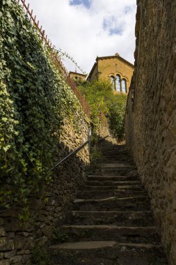 Saint-Mathieu d 'Oingt Kilisesi ve onun altın taş cephesi Bourg d' En Bas sokağındaki Beaujolais bölgesinin tipik bir örneği.