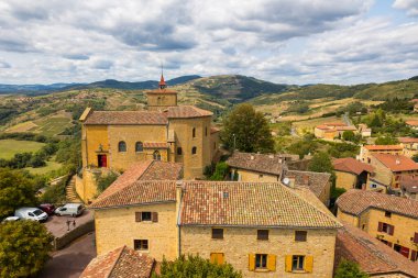 Oingt 'in ortaçağ köyü, Beaujolais bölgesinin tipik altın taşlarla inşa edilmiş. Kalenin tepesinden tepedeki tepe ve üzüm bağlarından oluşan bir manzaraya bakıyor.