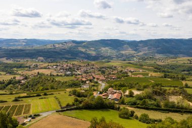 Beaujolais 'deki altın taşların diyarındaki Saint-Laurent-d' Oingt köyü, Oingt zindanından.