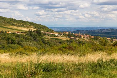 Beaujolais 'in yamaçlarında, Oingt' ten gelen altın taşların diyarında, Moire köyü.