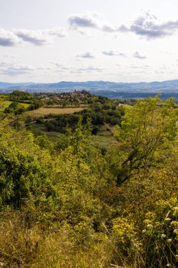 Oingt 'in ortaçağ köyü, Beaujolais bölgesinin tipik altın taşları üzerine inşa edilmiştir.