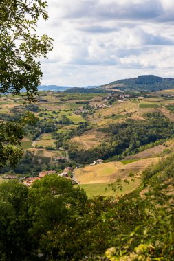 Oingt köyü yakınlarındaki Beaujolais 'in tepe ve üzüm bağlarının manzarası