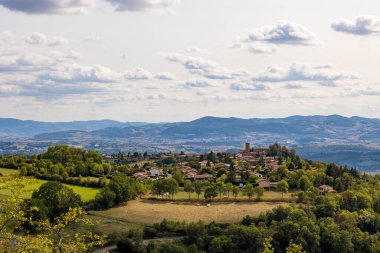 Oingt 'in ortaçağ köyü, Beaujolais bölgesinin tipik altın taşları üzerine inşa edilmiştir.