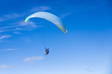 Granville üzerinde mavi gökyüzünün arka planına karşı paraglider