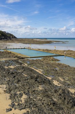 Granville 'deki Plat Gousset sahilinde deniz yüzme havuzu.