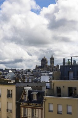 Granville ve Saint-Paul Kilisesi 'nin çatı manzarası.