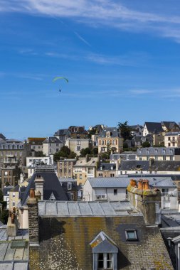Granville şehir merkezinin üstündeki paraglider