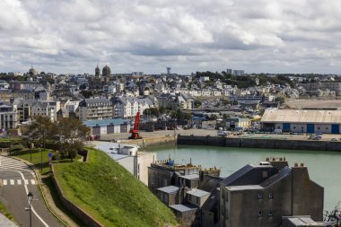 Granville manzarası ve şehrin yukarısından limanın su havzası.